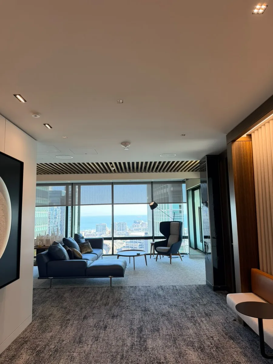 Sala del encuentro Winning In The U.S: Global GTM, con vista a la bahía de San Francisco